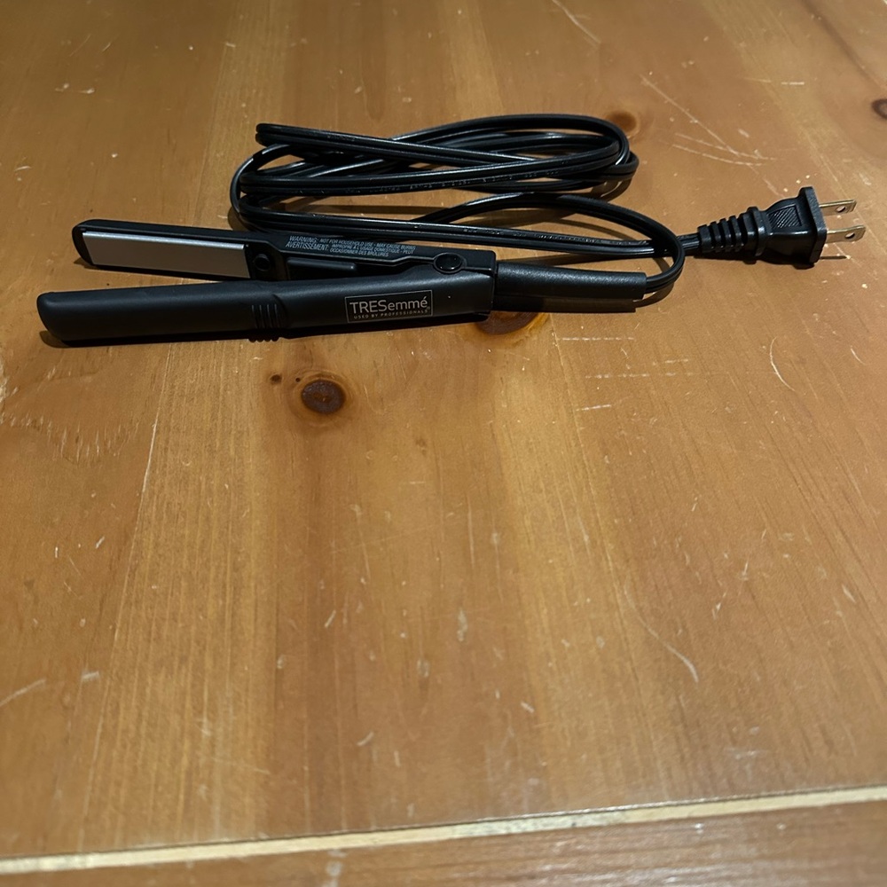 TRESemmé Black Hair Straightener